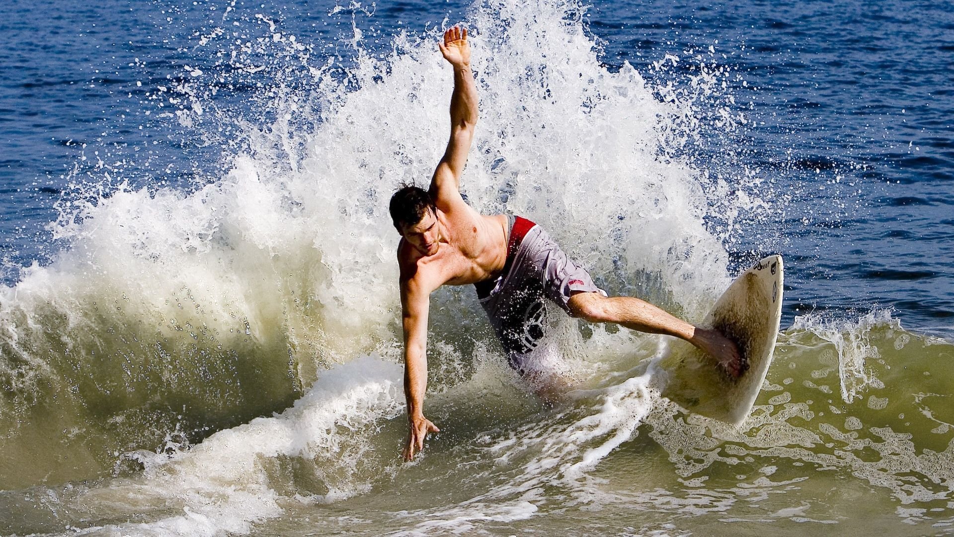 _不同国家的比赛风格：探索多元化的网球战术_，哪个国家规定的网球比赛的规则